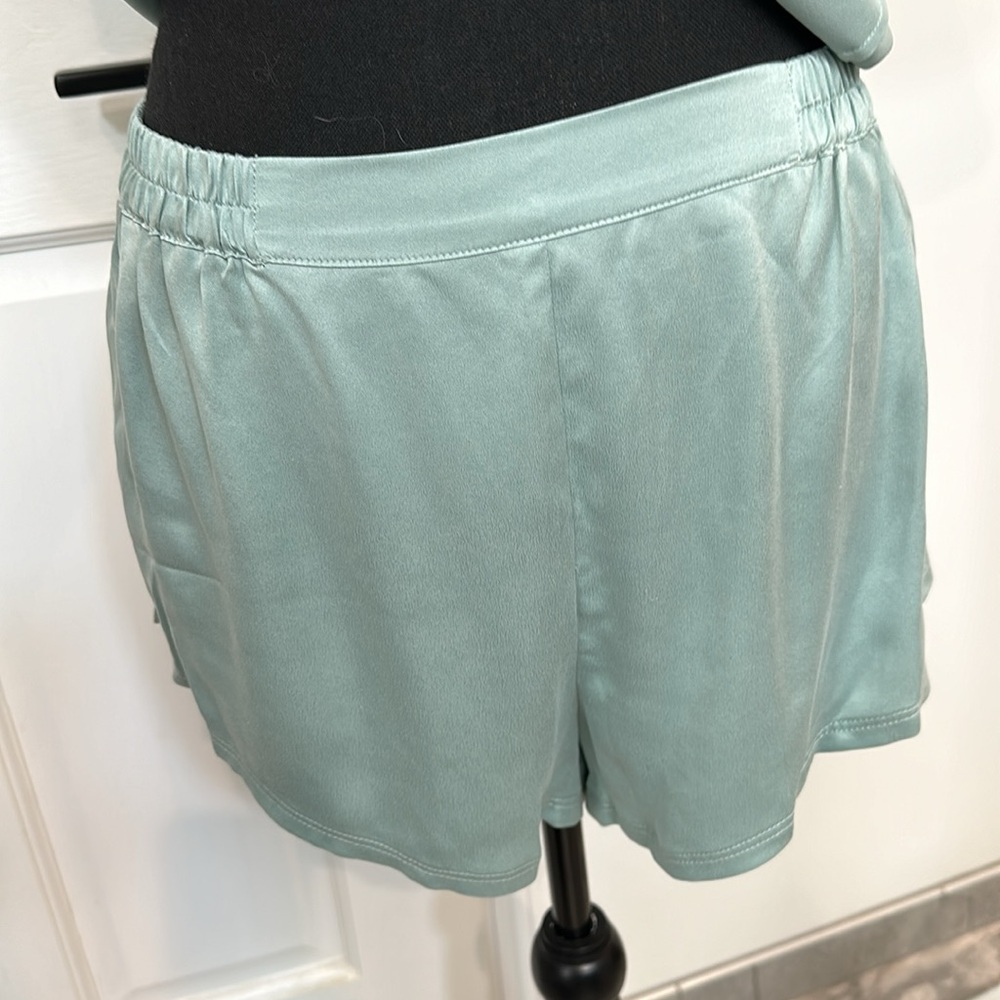100% Washable Silk Pajama Tee & Shorts set NWT - Picture 2 of 2